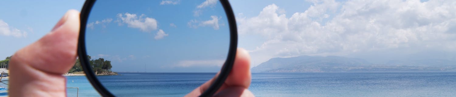 Polariseringsfilter mot en blå himmel.